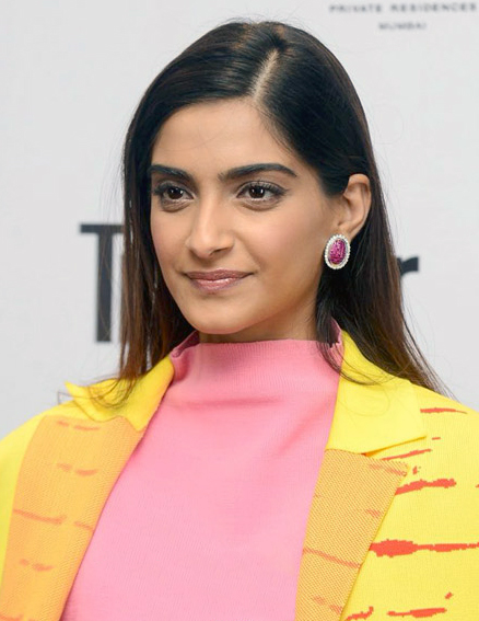 Sonam-Kapoor-attends-Condé-Nast-Traveller-India-event